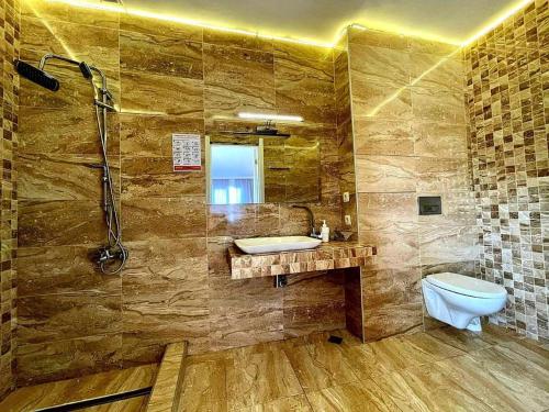 乌雷基Del Mar的带淋浴、盥洗盆和卫生间的浴室