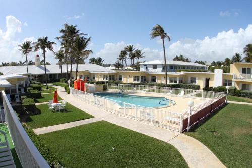 德尔雷比奇德尔雷布莱克海洋酒店的一个带游泳池和棕榈树的度假村