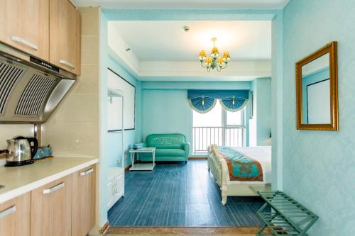 大连大连红熙缘酒店式公寓万达广场店的蓝色客房 - 带床和厨房