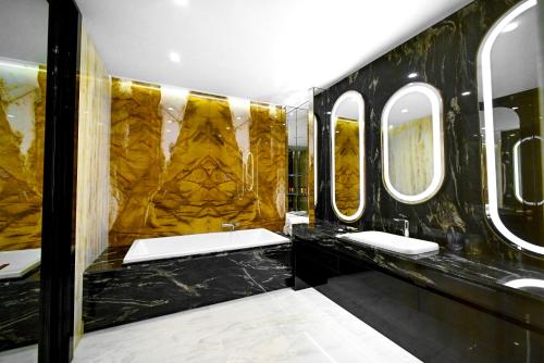 埃里温Seven Visions Resort and Places, the Dvin的浴室设有2个水槽和2面镜子