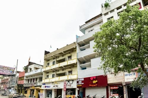 BankipurSPOT ON Luv-kush Inn的一条城市街道上高大的白色建筑