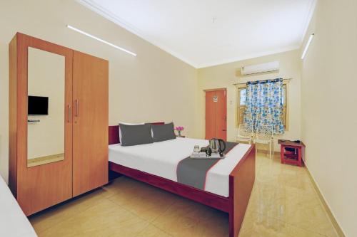 钦奈Collection O Arn Guest House Near Chennai International Airport的一间卧室设有一张床和一个推拉门