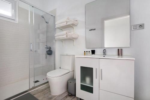 安提瓜La Corte A2的浴室配有卫生间、盥洗盆和淋浴。