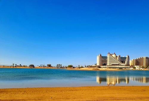 埃拉特קרוואן על החוף的从水体岸边欣赏酒店景色