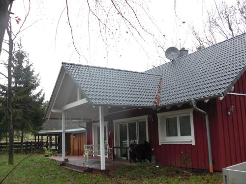 LanggönsFerienwohnung Studiowohnung, offener Wohn- und Schlafber的红房子,屋顶倾斜