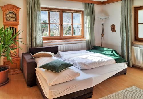 莱奥冈103 m2 Apartment EschenWald vomLandl Leogang的带窗户的客房内的两张床