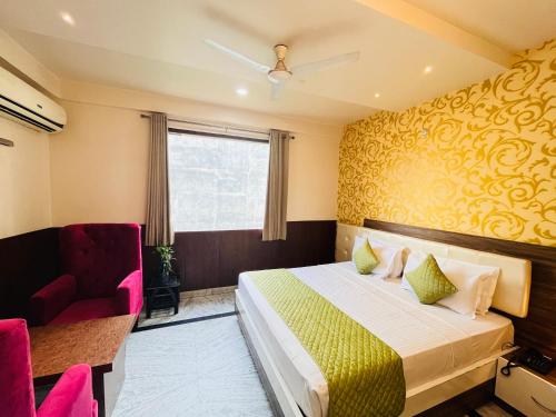勒克瑙Hotel The Leaf - Gomti Nagar Lucknow的配有一张床和一把椅子的酒店客房