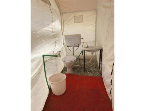 马拉里Dorje Camps Sarchu, Manali的帐篷设有卫生间和桌子