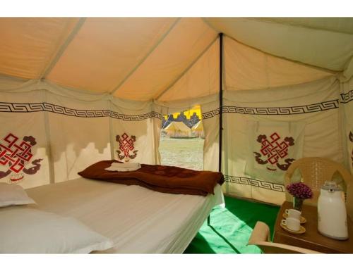 马拉里Dorje Camps Sarchu, Manali的帐篷内一间卧室,配有一张床