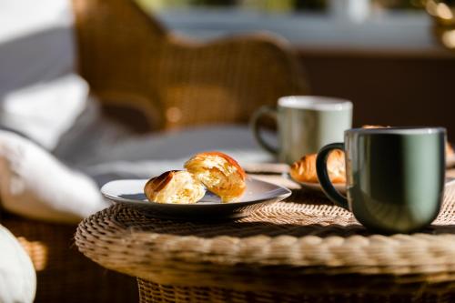 奇切斯特Chichester retreat house with free parking的一块甜甜圈和一杯咖啡在桌子上