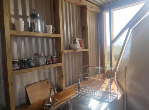 Hartebeest RivierPom Gratz - EcoDomes的带水槽的厨房台面和窗户
