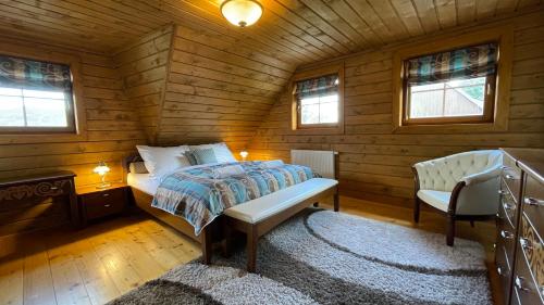 特尔乔夫得来文斯特楚瓦酒店的小木屋内一间卧室,配有一张床