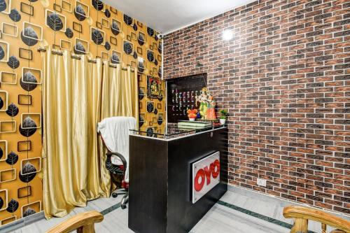 BankipurHotel Basera的一间拥有砖墙的家庭更衣室