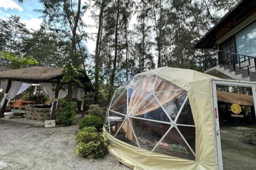 San FelipeLiwa-Liw Beach Villas & Dome Glamping的房屋前的圆顶帐篷