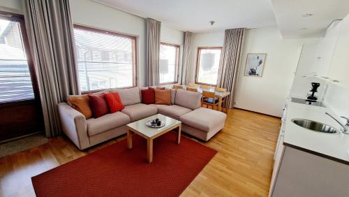 于莱Ylläs Chalet 8208的客厅配有沙发和桌子