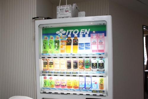 大阪大阪鲸酒店的装满许多苏打水和饮料的冰箱