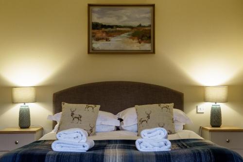 珀斯Bachilton Farm Holidays的一间卧室配有一张床,上面有两条毛巾