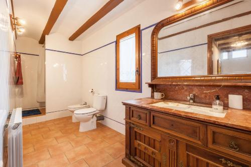 San Martín de TousEl Cup的一间带水槽、卫生间和镜子的浴室