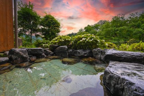 饭能市taishoukaku的花园中一个岩石池