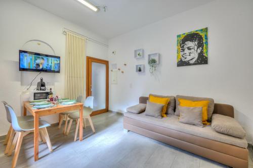 门德里西奥Mendrisio Corte - Happy Rentals的客厅配有沙发和桌子