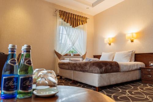 Kazimierzówka杜尔奇妮酒店的酒店客房设有一张沙发和一张床