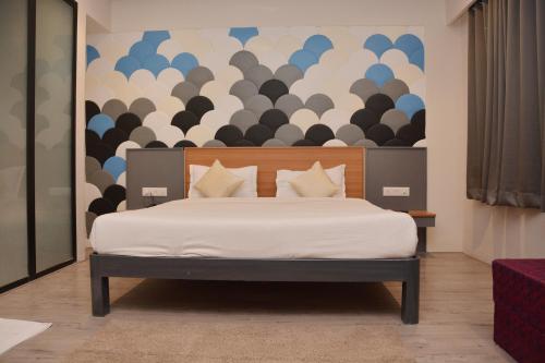 舍地HOTEL SAI PALKHI NIWARA的一间卧室配有一张带大墙的床