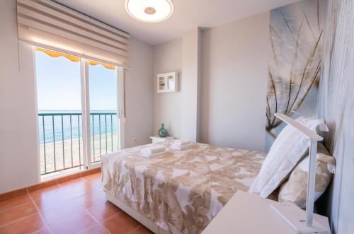 MelicenaApartamento junto al mar en costa tropical y Alpujarras granadinas的一间卧室设有一张床,享有海景