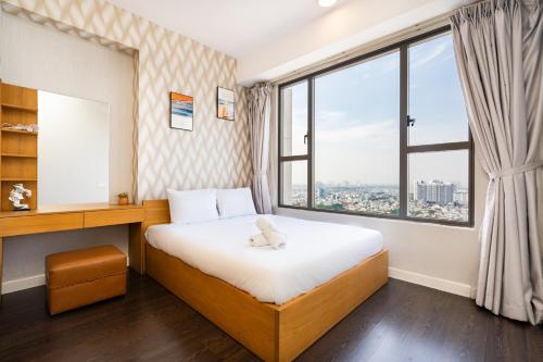 胡志明市Jessie Apartment - Infinity pool - Rivergate Residence的一间卧室设有一张床和一个大窗户