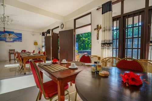 乌纳瓦图纳Abundia Unawatuna的一间带木桌和椅子的用餐室