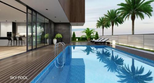 班加罗尔Greenpark Bengaluru的棕榈树房子中的游泳池