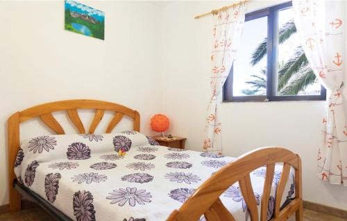 巴列埃尔莫索Casa GRENADO的一间卧室设有一张床和一个窗口