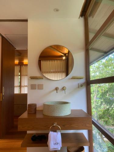 乌鲁瓦图Grün Resort Uluwatu的一间带水槽和镜子的浴室