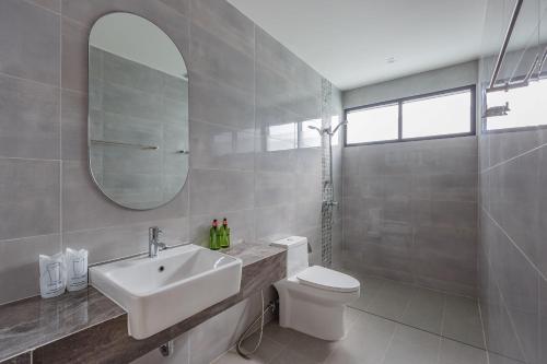 奥南海滩Vacay Aonang Hotel的一间带水槽、卫生间和镜子的浴室
