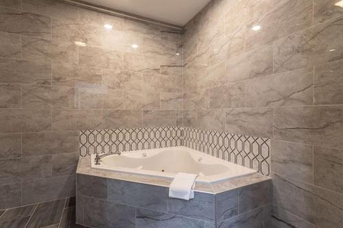 珀尔Quality Inn & Suites Pearl-Jackson的一间带浴缸的浴室