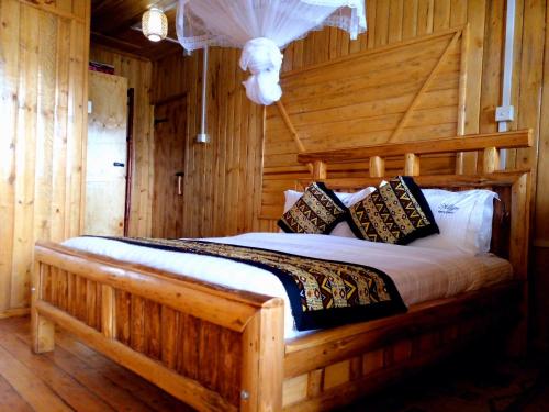 卡巴莱Keije Resort Bunyonyi的小木屋内一间卧室,配有一张床