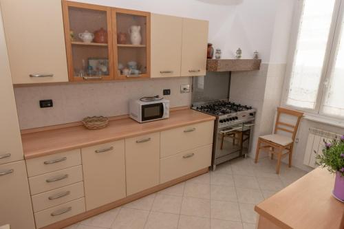 热那亚Living Sestri Airport的厨房配有微波炉和炉灶。