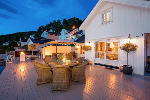 阿伦达尔Båthus med egen stor brygge og alle fasiliteter的露台设有桌椅