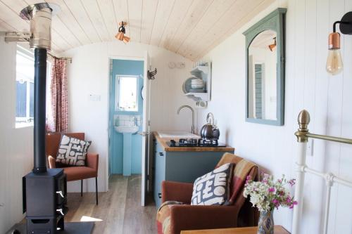 BreageEwe With A View Sea View Shepherds Huts的一间厨房和客厅,位于一个小房子里