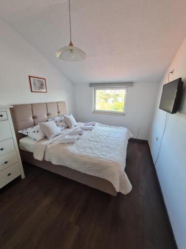 茨里克韦尼察Apartman Franka的一间卧室设有一张大床和一个窗户。