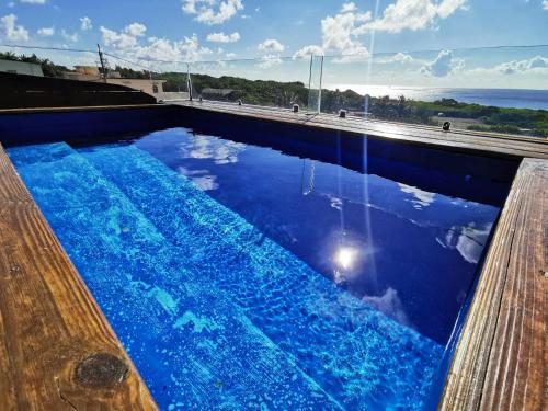 鹅銮鼻家欧风海景民宿 的蓝色海水游泳池,享有海景