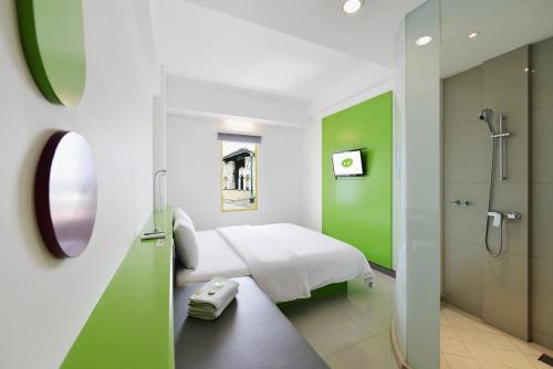 日惹波普马里奥波罗日惹酒店的一间医院间,配有一张床和淋浴