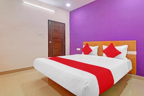 Haidar SāhibgūdaLangar Houz Near Golconda Fort的一间卧室设有一张紫色墙壁的大床