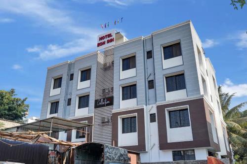 KharadiHotel Eon Inn Near Pune Airport的上面有标志的建筑