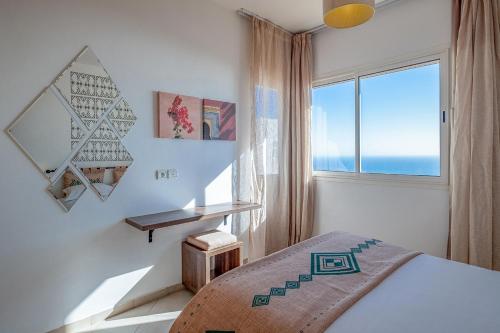 塔哈佐特Lunja Village - Agadir的一间卧室设有一张床和一个大窗户