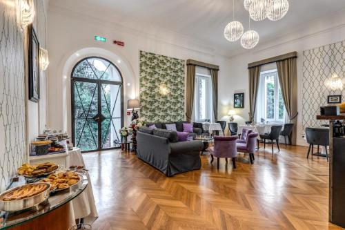 罗马Mangili Garden Hotel的客厅配有沙发和桌子