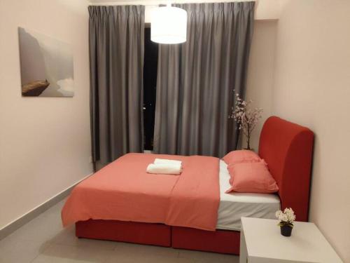 塞贝维KA1707 - Cyberjaya-Netflix-Wifi- Parking, 1005的一间卧室配有带橙色床单的床和窗户。
