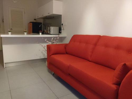 塞贝维KA1707 - Cyberjaya-Netflix-Wifi- Parking, 1005的客厅里设有一张红色的沙发,配有厨房