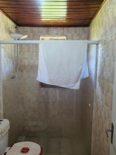乌鲁佩马Casa p fim de semana的浴室设有淋浴,窗帘上配有毛巾