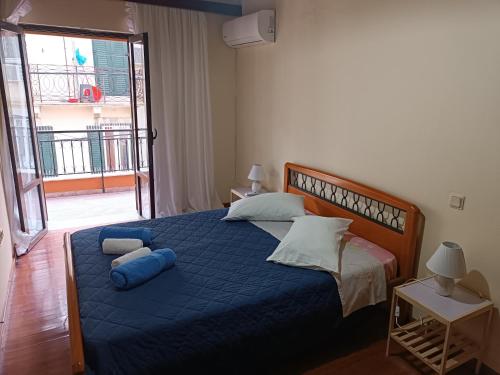 MantoúkionSavvas&Katia's luxury house的一间卧室配有一张带蓝色枕头的床。