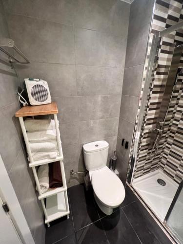 维拉德塞斯Ca la Noa的一间带卫生间和淋浴的浴室